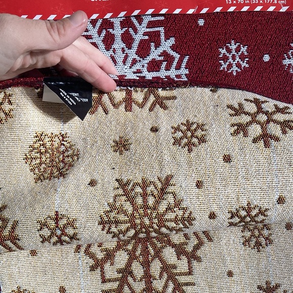 NWT Beautiful Red & White Snowflakes ❄️ Holiday Tapestry Table Runner 70x13 - Picture 10 of 14